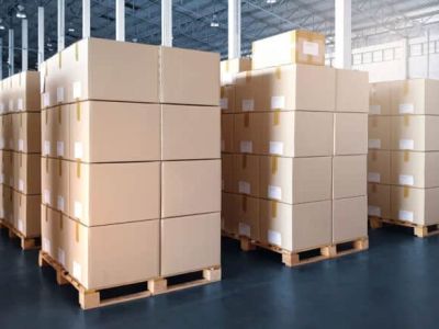 Interior,Of,Storage,Warehouse,With,Packaging,Boxes,Stacked,On,Pallet 荷物